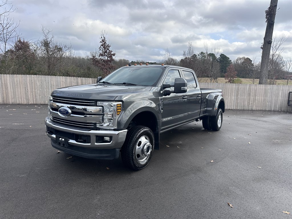 2019 Ford F-350 Super Duty Lariat's photo